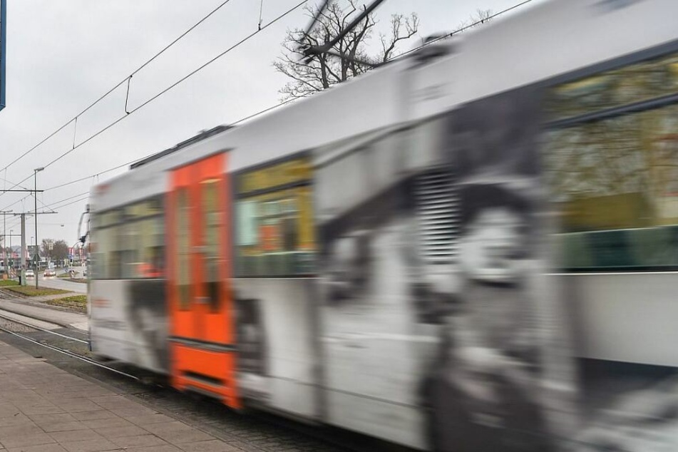 Türen öffnen auf der falschen Seite: Frau stürzt aus Stadtbahn in rollenden Autoverkehr