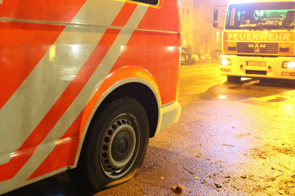 Drei Feuerwehrfahrzeuge und ein Funkwagen wurden beschädigt. Für die Beamten endete der Großeinsatz mit Reifenwechseln.