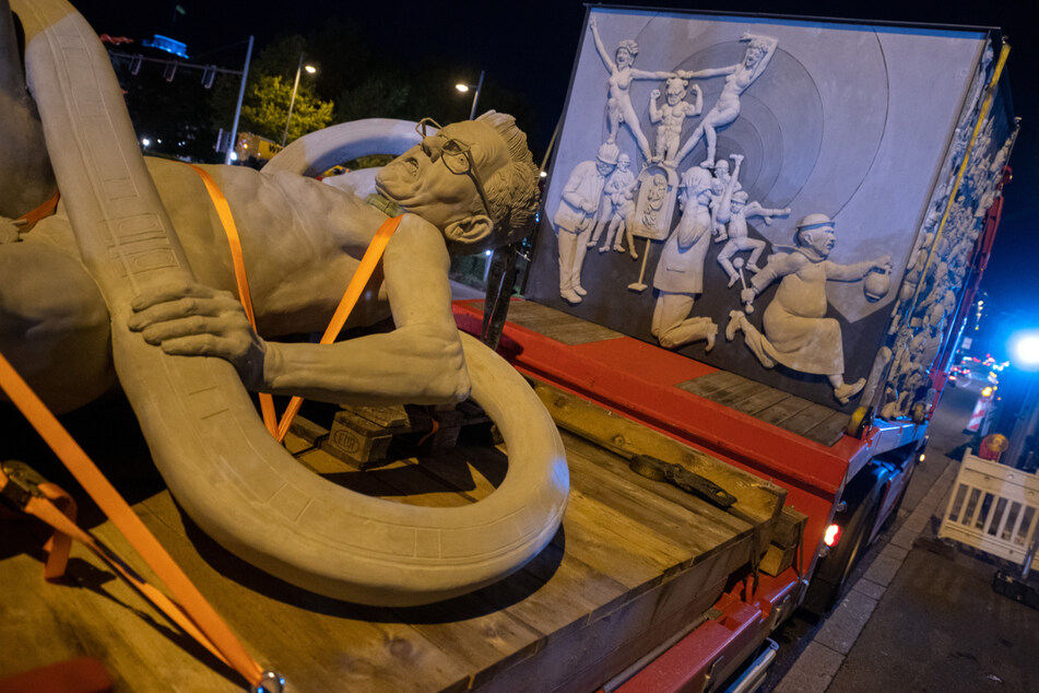 Montagabend: Eine Figur mit dem Kopf von Baden-Württembergs Ministerpräsident Kretschmann liegt vor der Aufstellung der S21-Statue auf einem Lastwagen