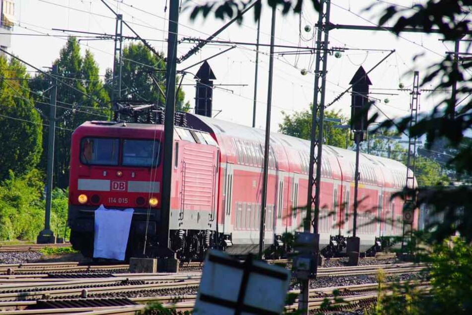 Die Person war aus noch ungeklärten Gründen auf die Gleise gelaufen.