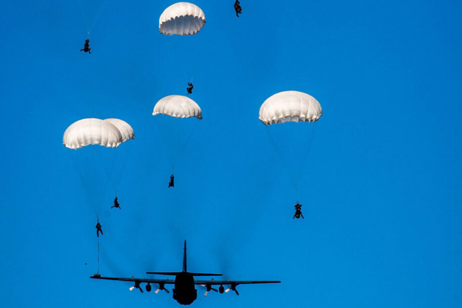 Soldaten werden bei dem Manöver per Fallschirm aus dem Transportflugzeug Lockheed C-130 Hercules per Fallschirm abspringen.