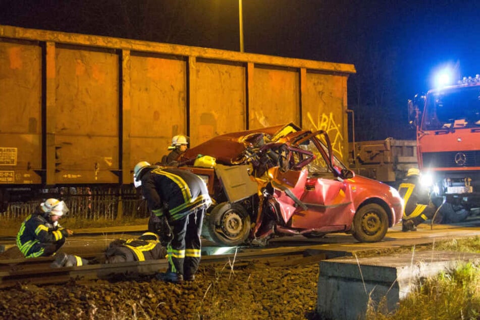 Die Bahnstrecke zwischen Jena und Saalfeld musste für die Bergungsarbeiten zwei Stunden lang gesperrt werden.