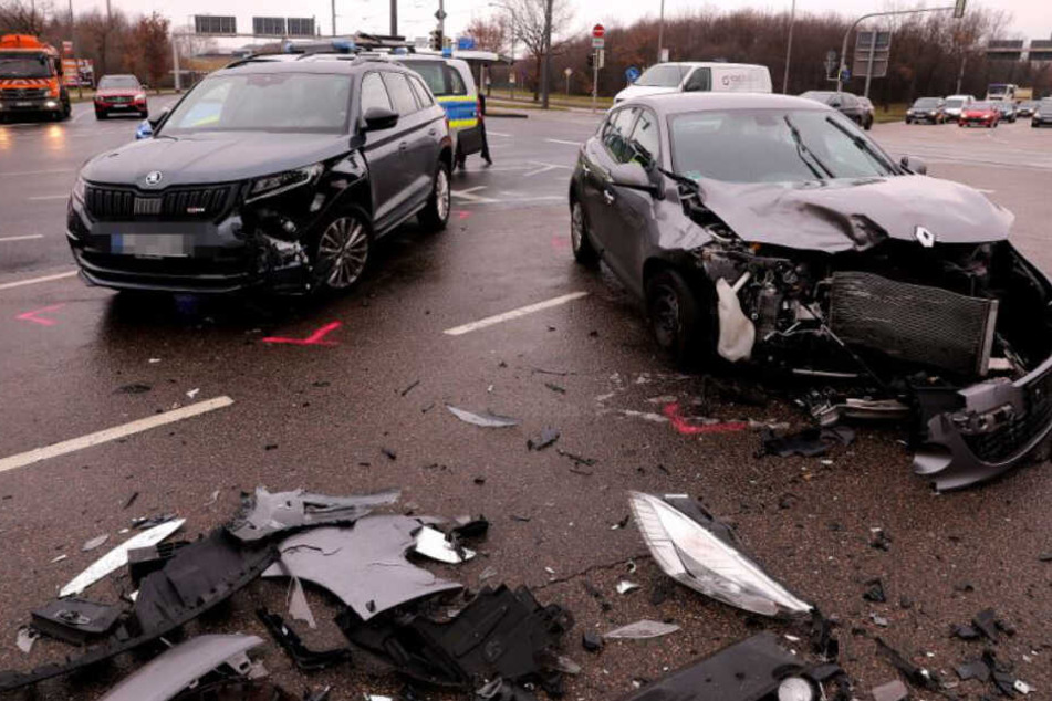 Die beiden schwer beschädigten Fahrzeuge auf der Kreuzung.