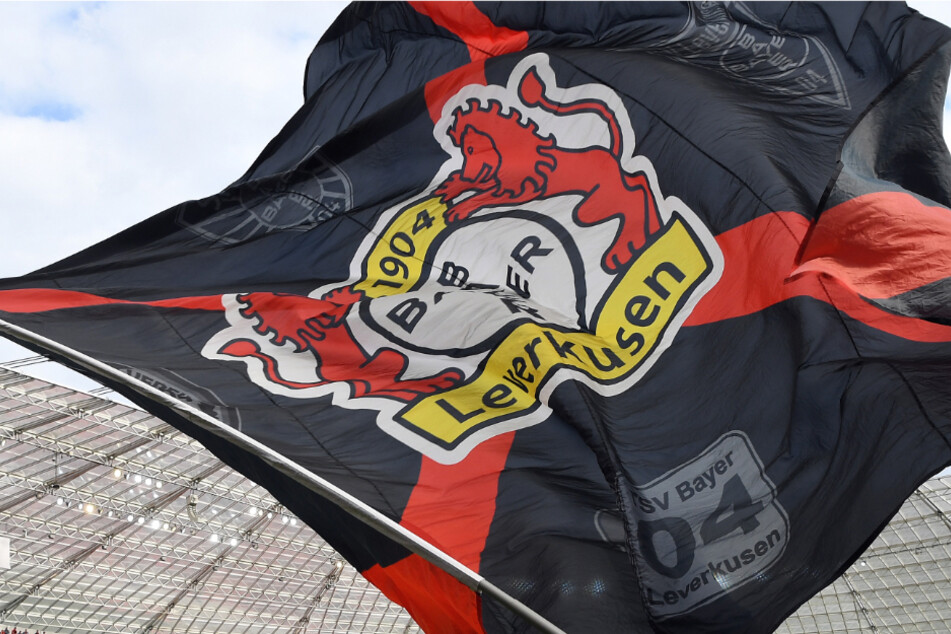 Abfahrt Zum Dfb Pokal Leverkusen Fans Feiern Mannschaft Mit Bengalos Tag24