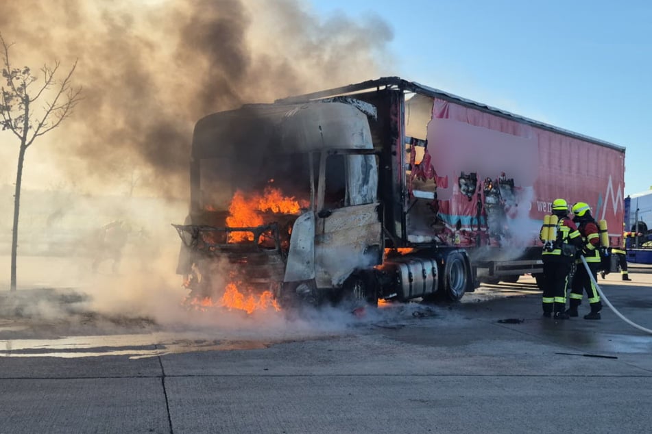Feuerwehreinsatz an der A9: Lastwagen geht in Flammen auf