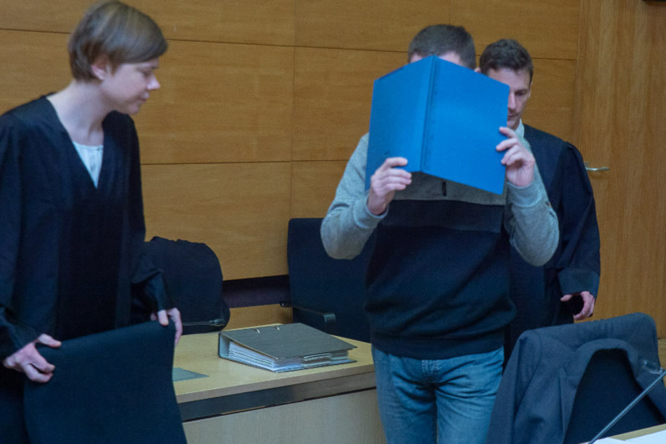 Vor Gericht wollte der Angeklagte sein Gesicht nicht zeigen.