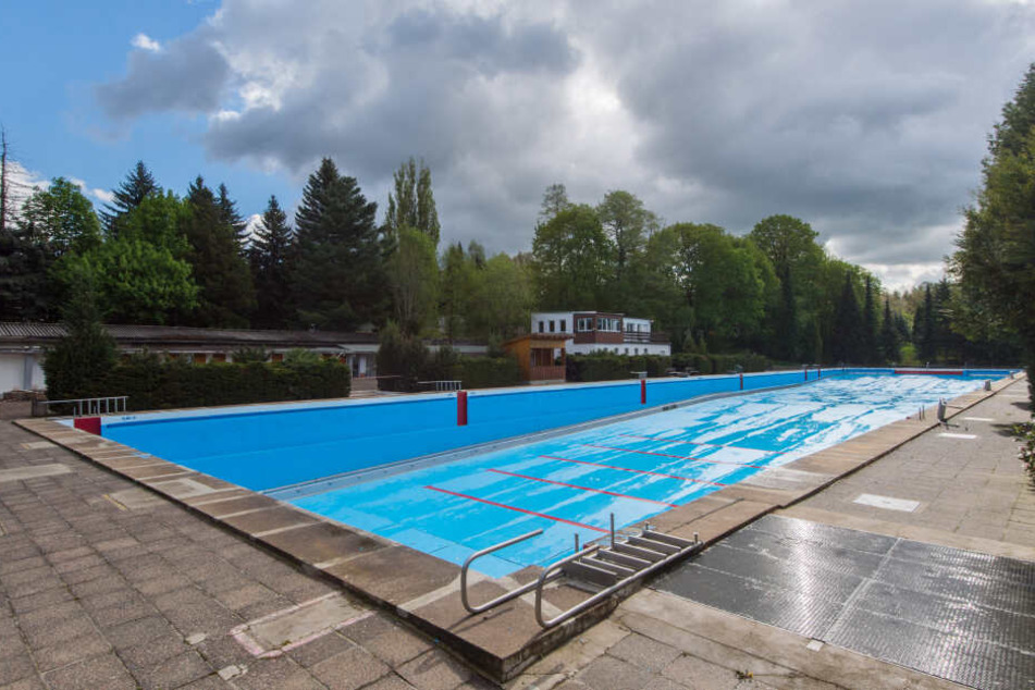 Das in Deutschland sehr seltene 100-Meter-Schwimmbecken des Bernsdorfer Freibades kann in das neue Schwimmbad integriert werden.