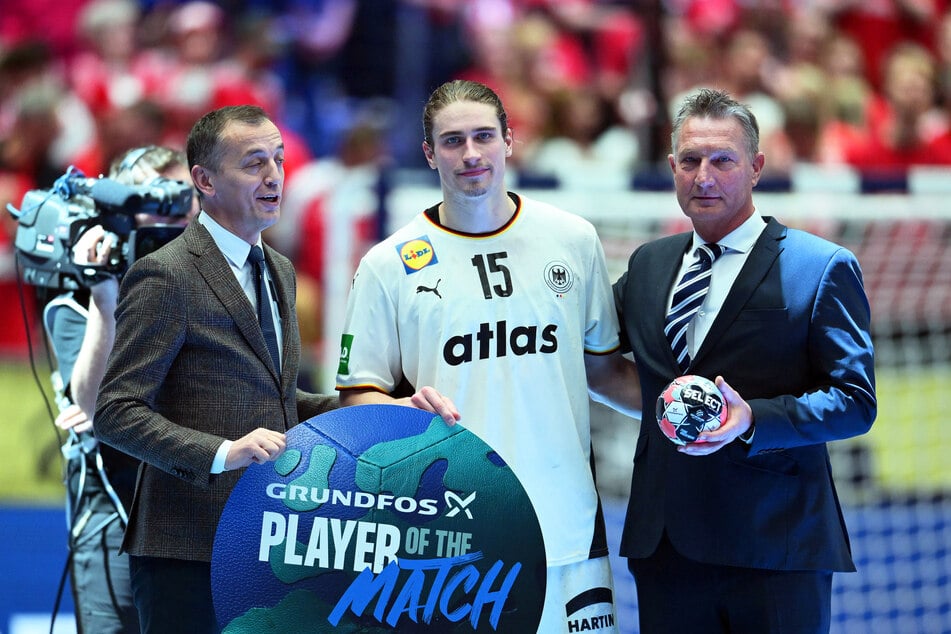 Juri Knorr (25, Mitte) wird nach dem Spiel als "Player of the Match" ausgezeichnet.