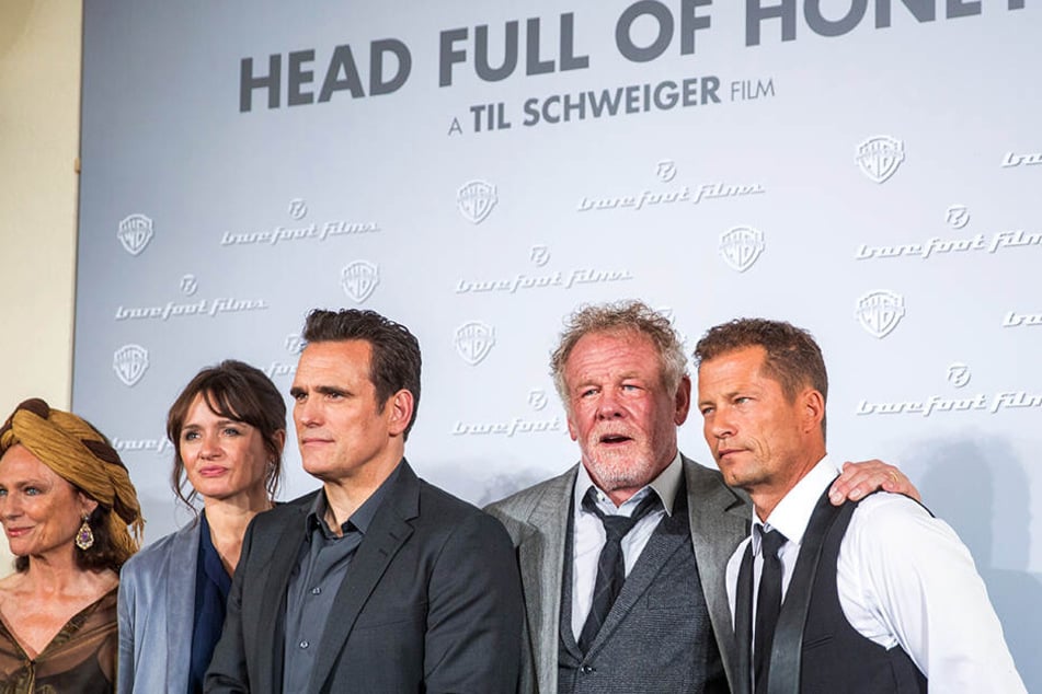 Til Schweiger (r.) mit seinen Schauspielern (von links nach rechts) Nick Nolte, Matt Dillon, Emily Mortimer und Jacqueline Bisset aus "Head Full Of Honey".