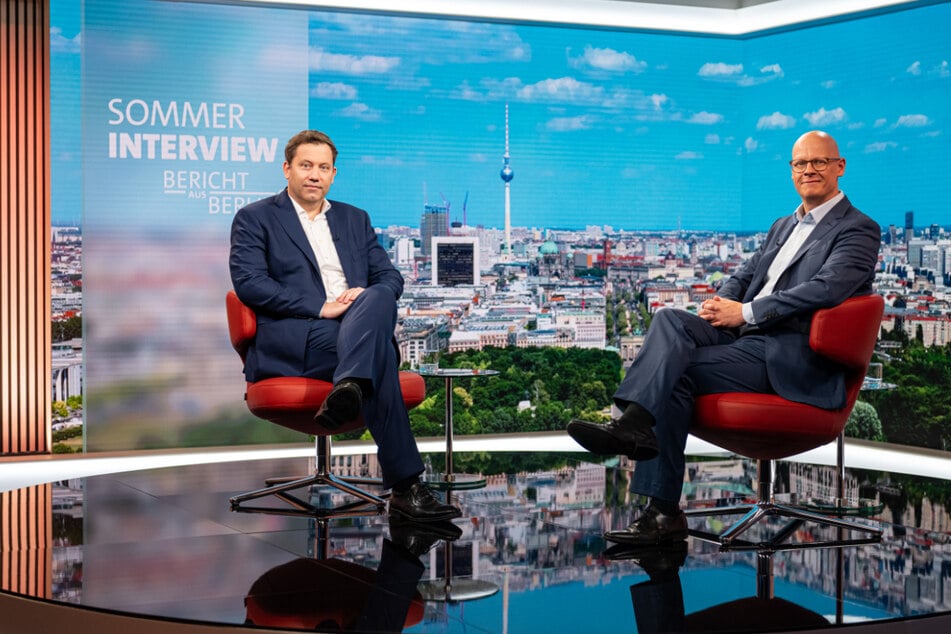 Im ARD-Sommerinterview stellte sich Lars Klingbeil den Fragen von Moderator Matthias Deiß (48).