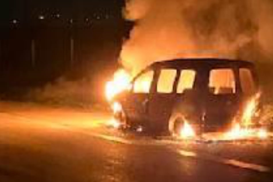 Vollsperrung! Auto geht während der Fahrt in Flammen auf