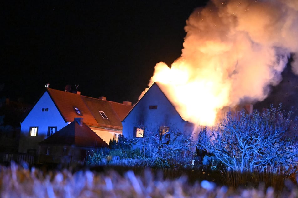 Als die Einsatzkräfte eintrafen, stand das Haus bereits in Vollbrand.