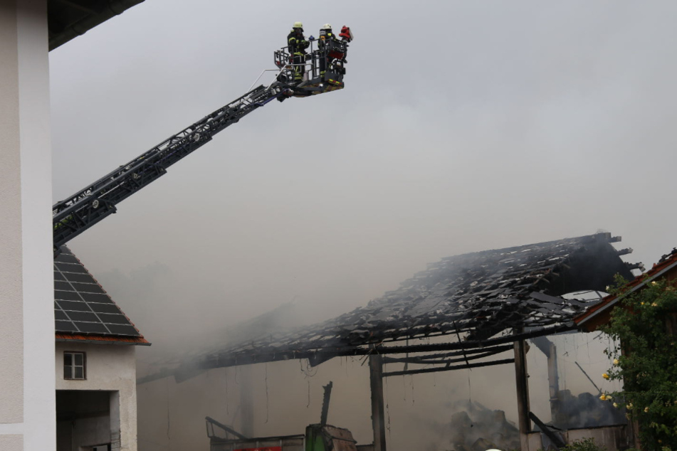 Die Feuerwehr bei den Löscharbeiten.