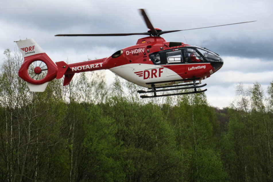 Ein Rettungshubschrauber brachte die schwer verletzte Seniorin ins Krankenhaus. (Symbolbild)