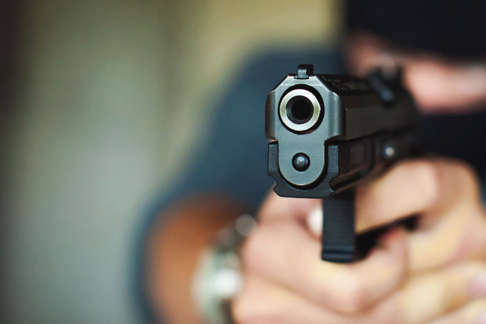 Der maskierte Täter war mit einer Pistole bewaffnet (Symbolbild).