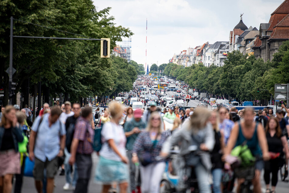 Demonstranten gegen die Corona-Maßnahmen laufen die Bismarckstraße entlang. Trotz Verbot kam es Sonntag immer wieder zu organisierten Spontan-Versammlungen.