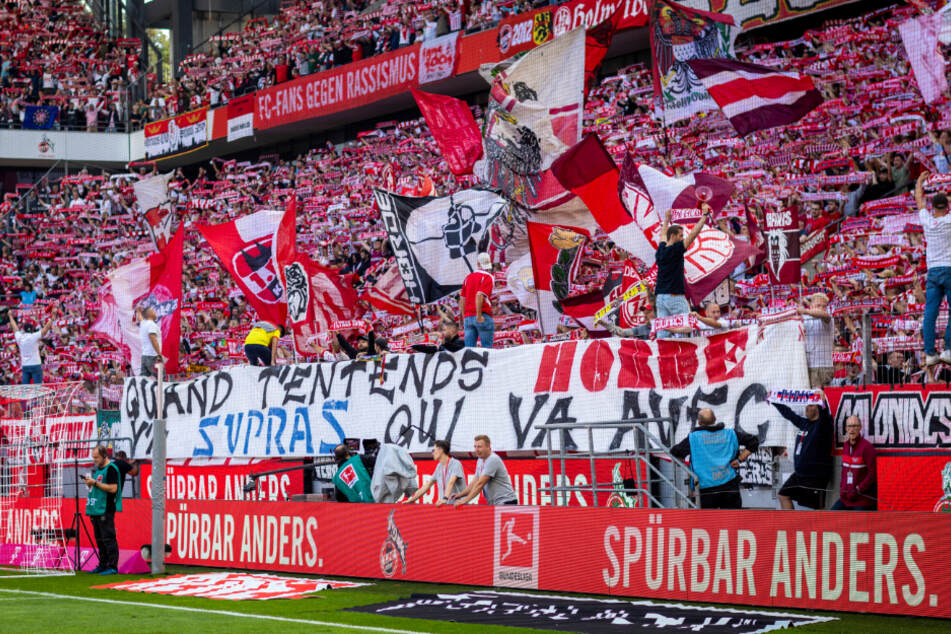 Gegen den 1. FC Union Berlin präsentierten die Ultras des Effzeh dieses Banner in Richtung Paris.