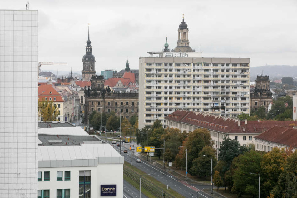Das DDR-Hochhaus am Pirnaischen Platz sorgt für Streit.