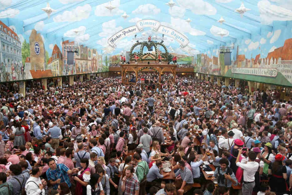 Um einen Platz im Wiesn-Zelt zu haben, kann es sich lohnen einen Tisch zu reservieren.