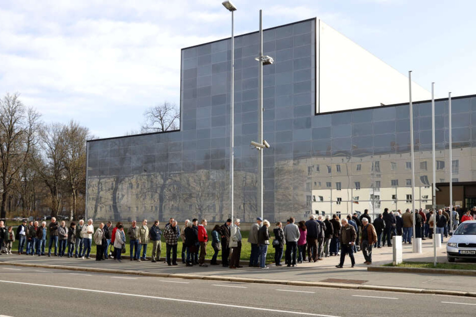 Die Schlange reichte von der Bundesbankfiliale bis auf den Fußweg.