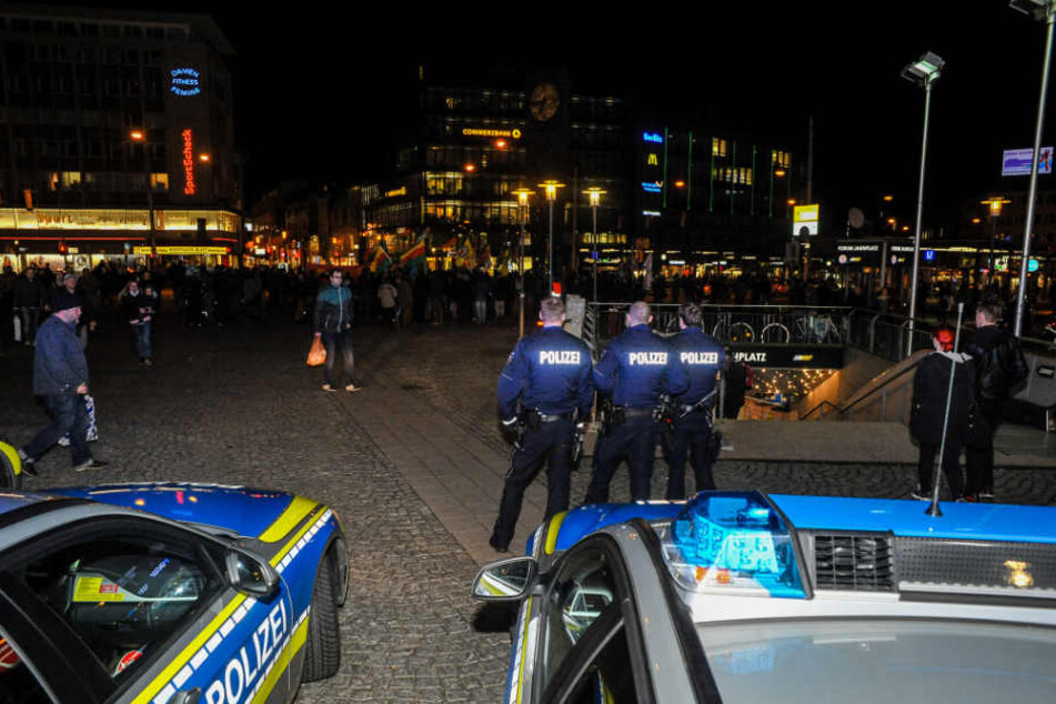 Die Polizei hatte befürchtet, dass die teilweise vermummte Gruppe auch zum Jahnplatz kommt.
