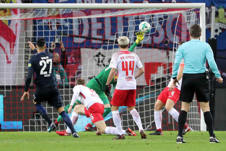 Die Führung: Davie Selke (l.) erzielt in der 6. Minute das 1:0 für die Gäste.