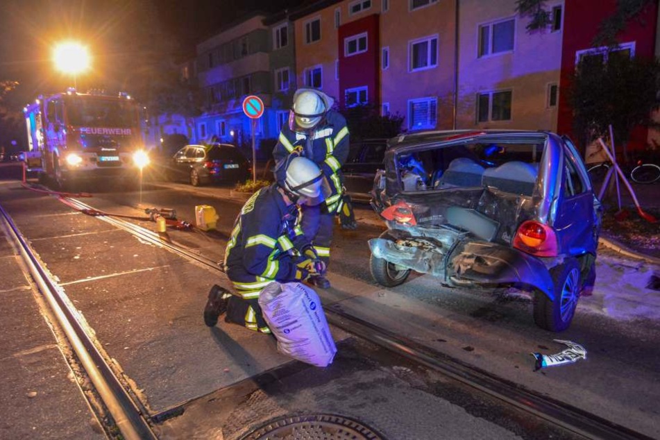 Der Renault Twingo wurde durch den heftigen Aufprall auf die andere Straßenseite gestoßen.
