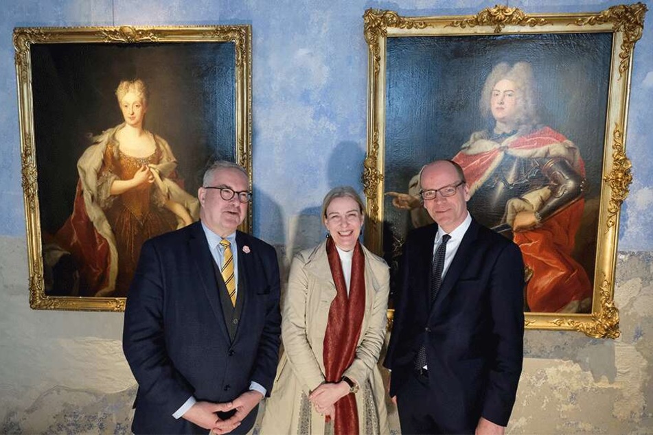 Dirk Syndram, Direktor des Grünen Gewölbes, Marion Ackermann, Generaldirektorin der Staatlichen Kunstsammlungen Dresden, und Sachsens Finanzminister Matthias Haß (v.l.) stehen im Schloss vor Bildnissen von Kurfürst Friedrich August II. und Gattin Maria Jo