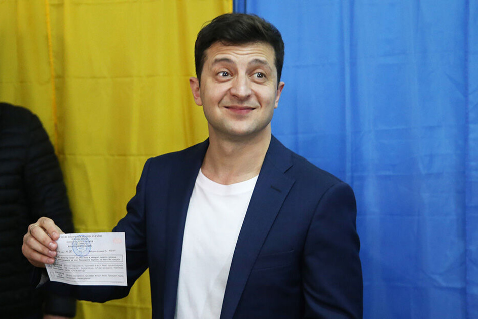 Wolodymyr Selenskyj, Komiker und Präsidentschaftskandidat, hält seinen Stimmzettel in einem Wahllokal.