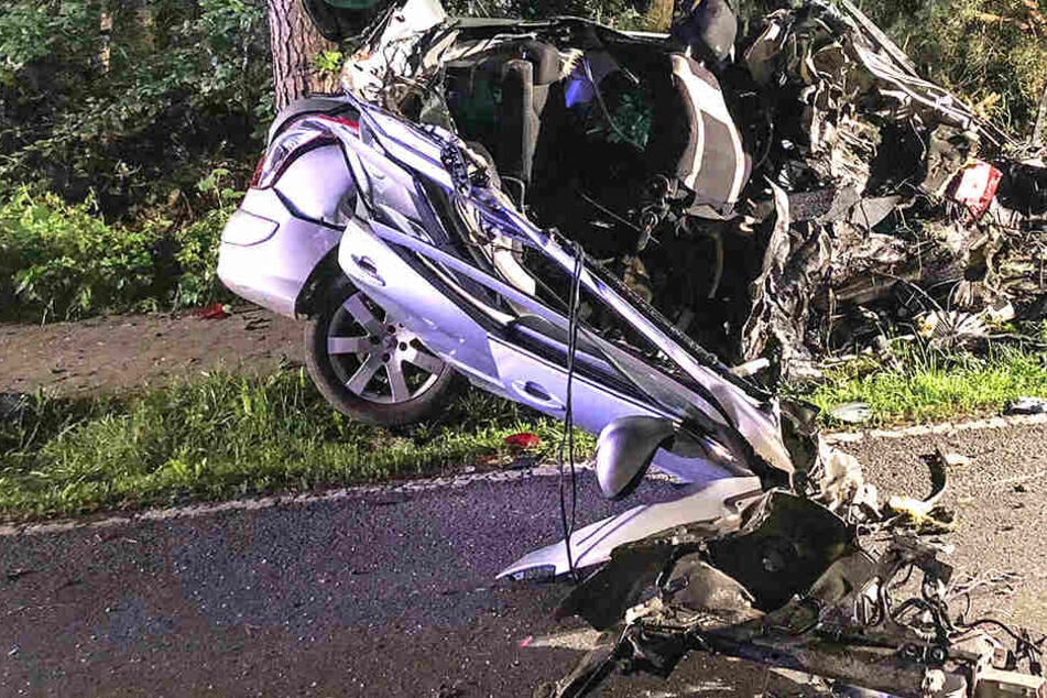 Der Peugeot 308 wurde bis zur Unkenntlichkeit zerstört.