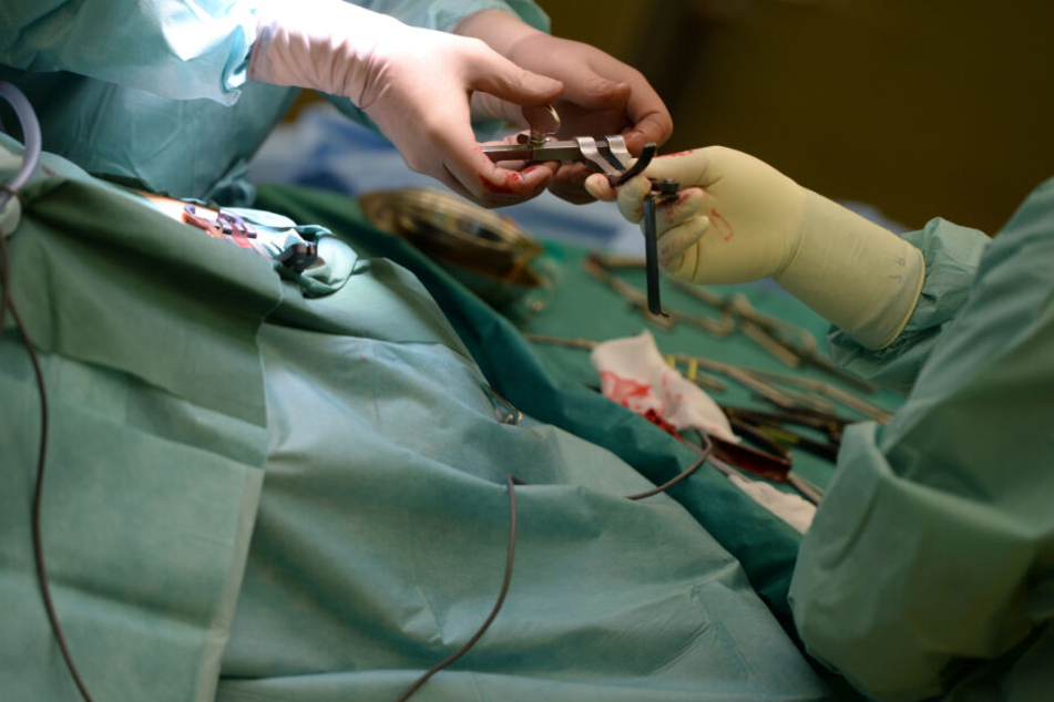 Die Frau kam ins Krankenhaus und wurde mehrere Stunden operiert. (Symbolbild)