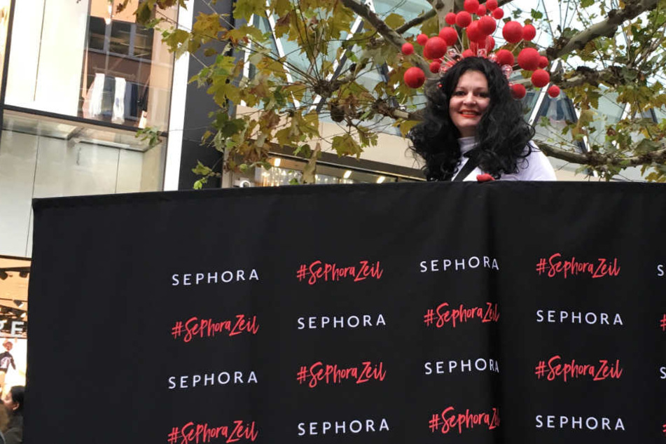 Eine Stelzen-Läuferin machte Werbung für den Hashtag #SephoraZeil.