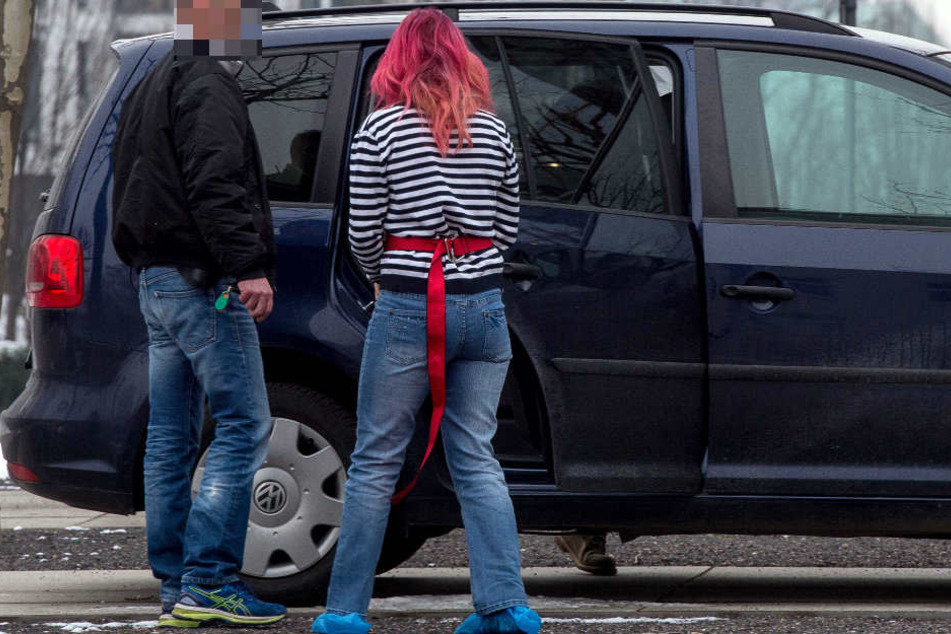 Eine der beiden Frauen wird nach dem Haftrichtertermin am Amtsgericht Erfurt abgeführt.