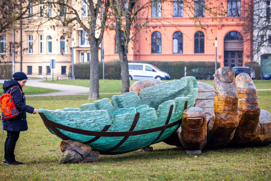 Die sogenannte Glasarche ist seit mehreren Jahren auf Tour - hier stand sie in Schwerin, jetzt kommt sie nach Magdeburg.