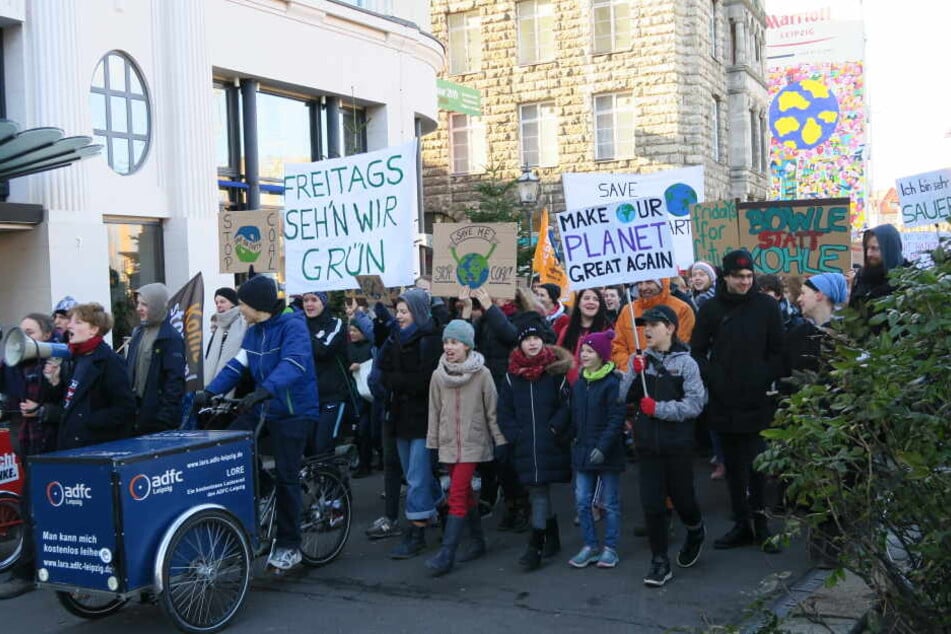 Zahlreiche Schülerinnen und Schüler verschiedenster Leipziger Schulen nahmen am Freitag an der ersten großen "Fridays for Future"-Demo der Messestadt teil.
