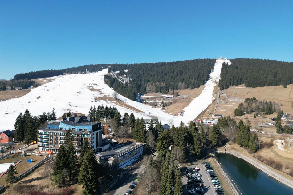 Nur noch die Hänge zum Fichtelberg sind schneebedeckt. Trotz des Frühlingswetters kommen Wintersportler weiterhin auf ihre Kosten