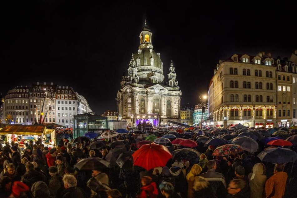 Am Sonntag kamen Zehntauende Menschen trotz strömenden Regens zur 26. Weihnachtsvesper auf den Dresdner Neumarkt.