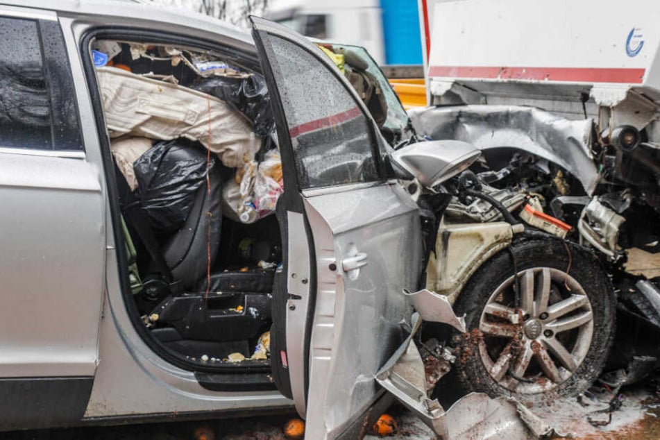 Der Audi-Fahrer übersah das Stauende und krachte ungebremst in einen Lkw.