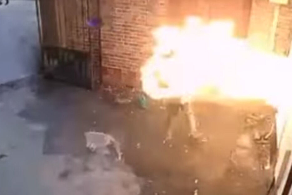 Auf den Aufnahmen sieht man auch die heftige Feuer-Explosion.