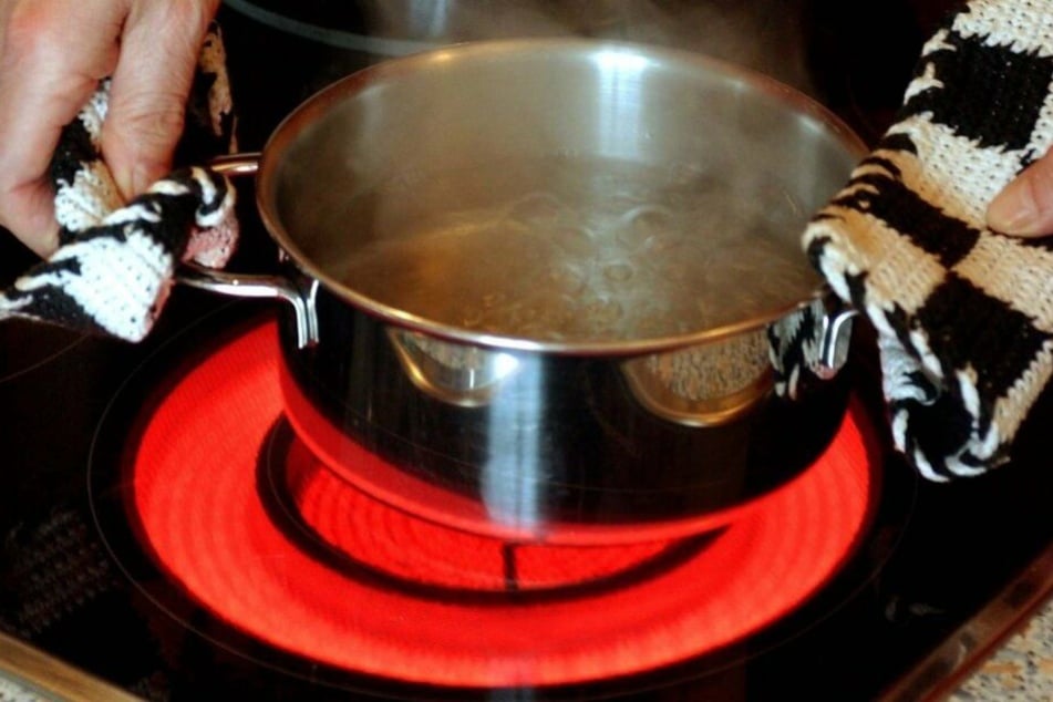 Leitungswasser muss in Quickborn derzeit abgekocht werden. (Symbolbild)