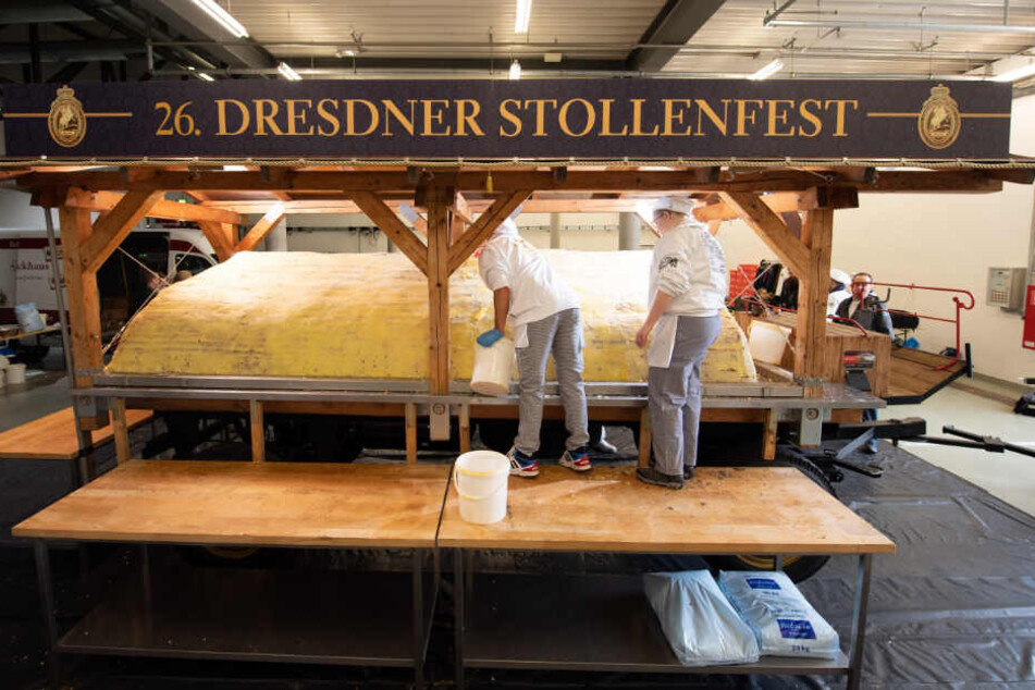Noch ruht Dresdens größte Kalorienbombe im Messegelände. Bäckermeister haben den Riesenstollen aus Hunderten Einzel-Stollen-Platten zusammengesetzt.