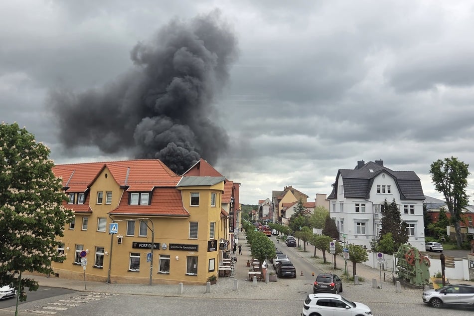 Die Brandwolke war schon von weitem zu sehen.