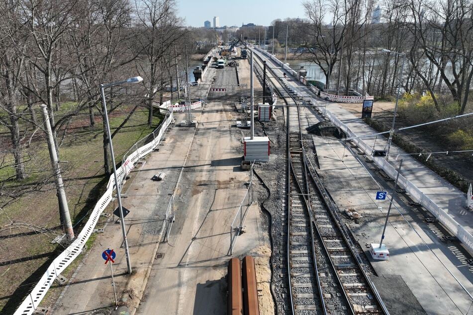 Trams können die Baustelle aktuell zumindest eingleisig über ein provisorisches Gleis passieren. Im Oktober soll die Brücke jedoch nochmals für knapp zwei Wochen voll gesperrt werden.