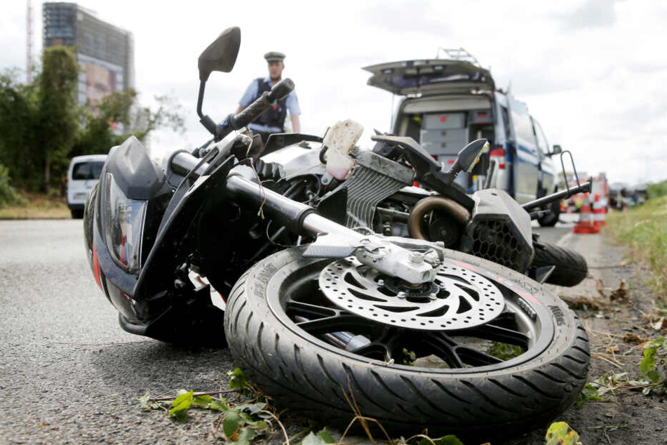 Der Biker war gegen einen Lkw geprallt.