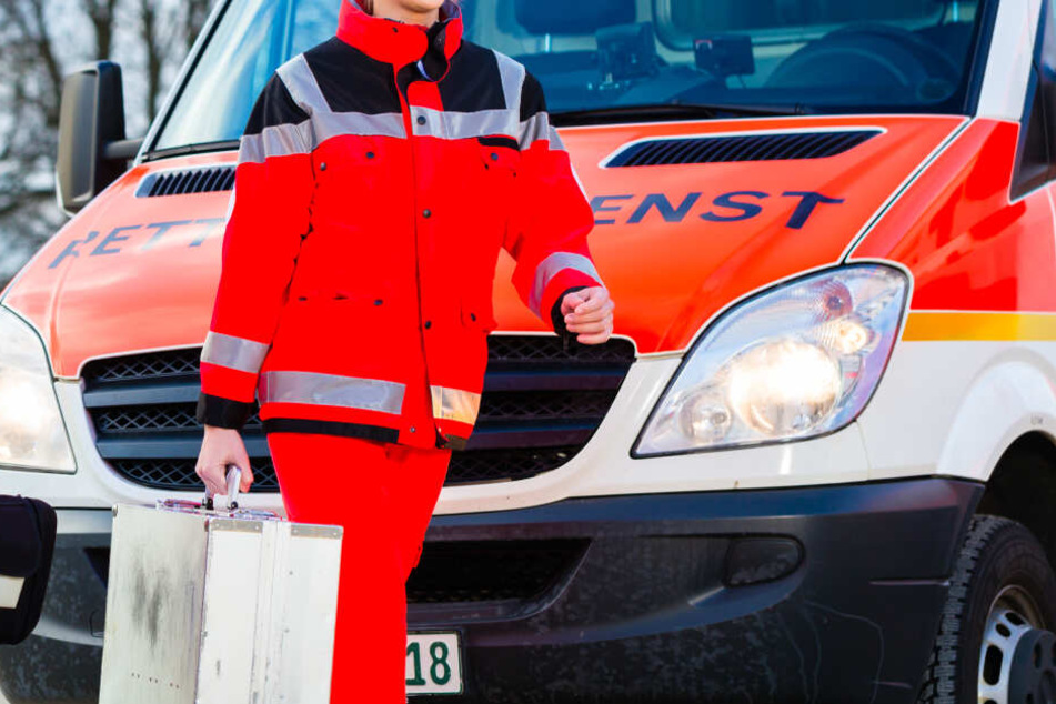 Auch die eingetroffenen Rettungskräfte konnten nichts mehr für den verunfallten Biker tun (Symbolbild).