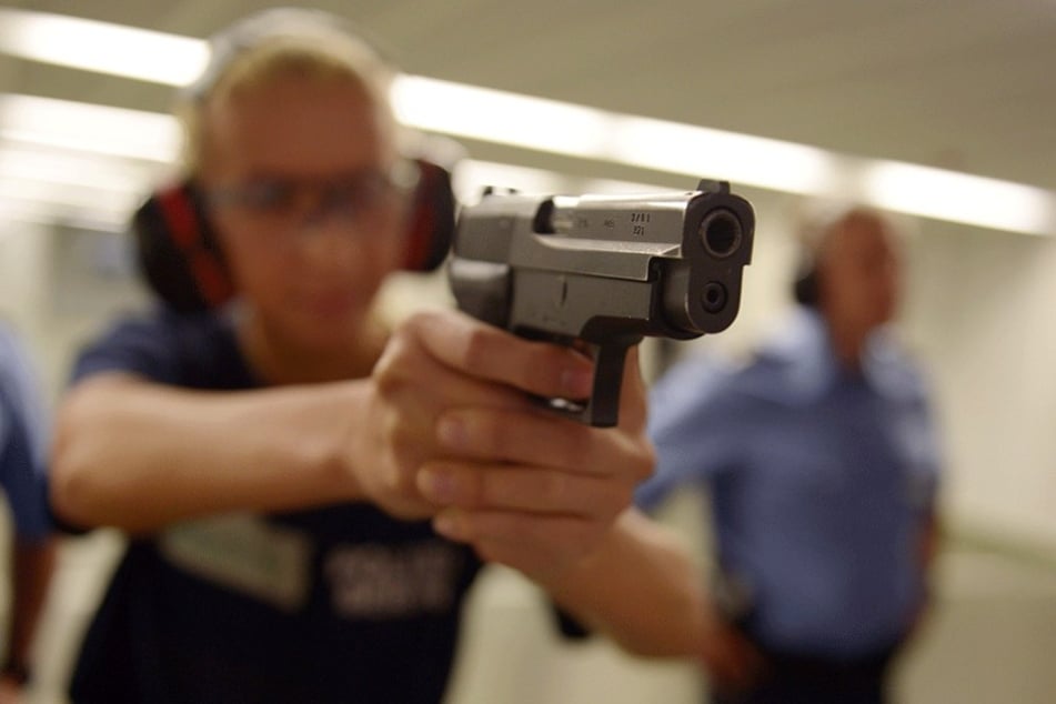 Wachpolizisten werden auch an der Waffe ausgebildet. Dabei verletzte sich 2016 ein Wachpolizist selbst.