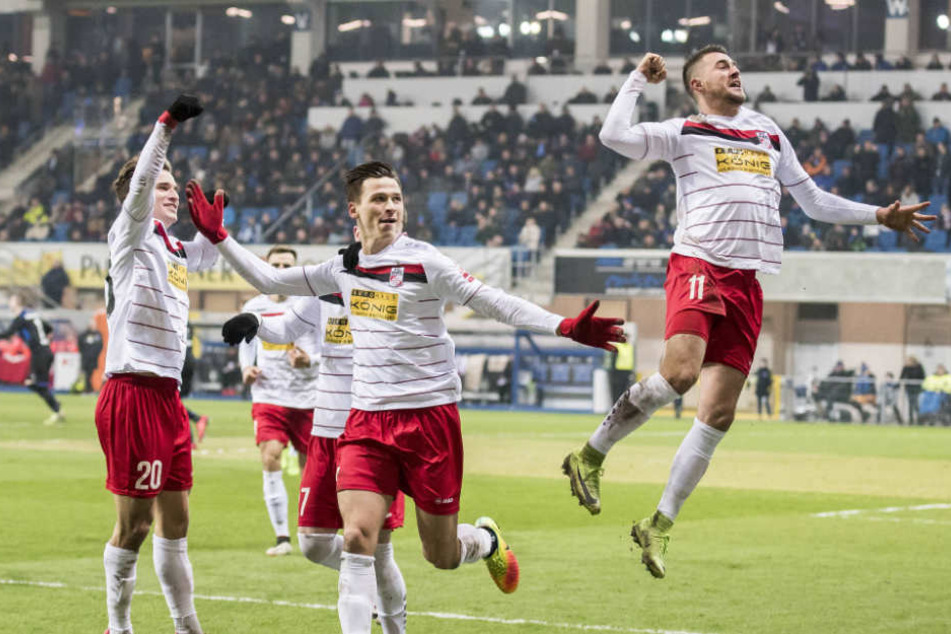 Rot-Weiß Erfurt feierte den Sieg gegen den Spitzenreiter der dritten Liga.