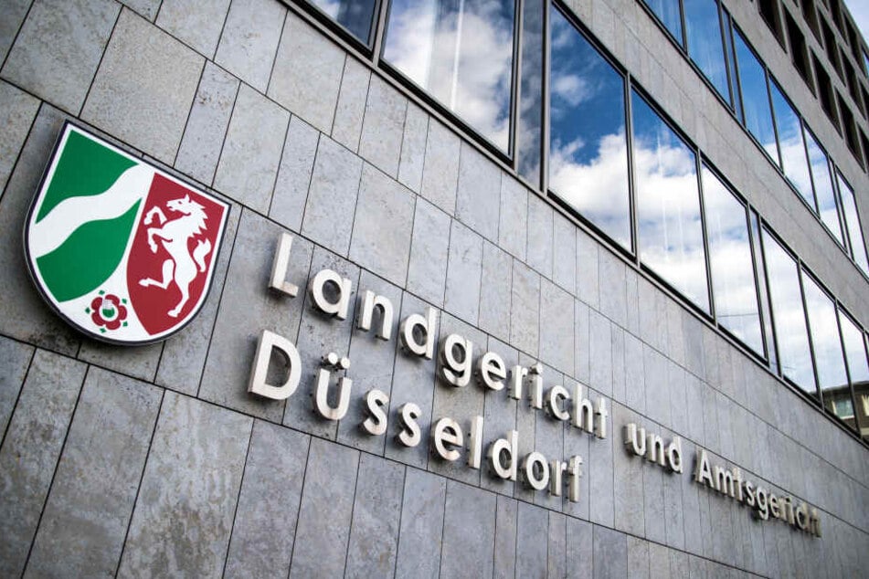 Der Schriftzug "Landgericht und Amtsgericht Düsseldorf" hängt an der Fassade des Landgerichts an der Werdener Straße.