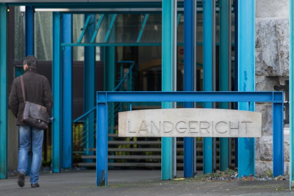 Vor dem Landgericht in Bielefeld muss sich der Angreifer nun verantworten.