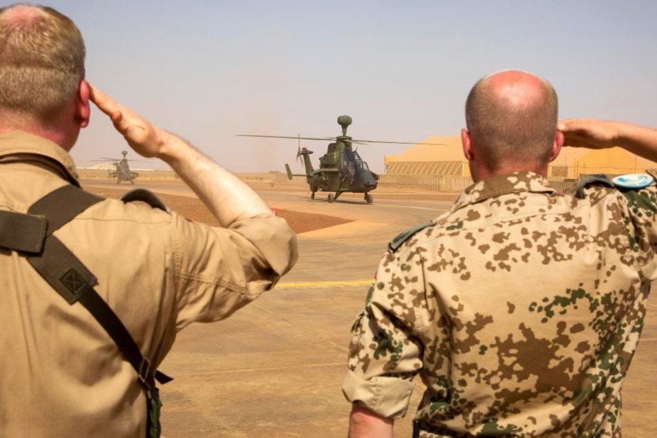Zwei Bundeswehrsoldaten salutieren in Gao, Mali, im Rahmen der Mission Minusma.